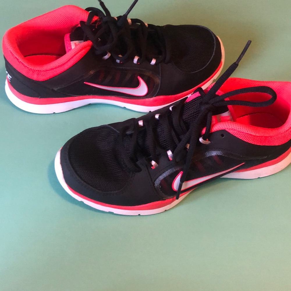 Nike running shoes size 7 black and hot pink